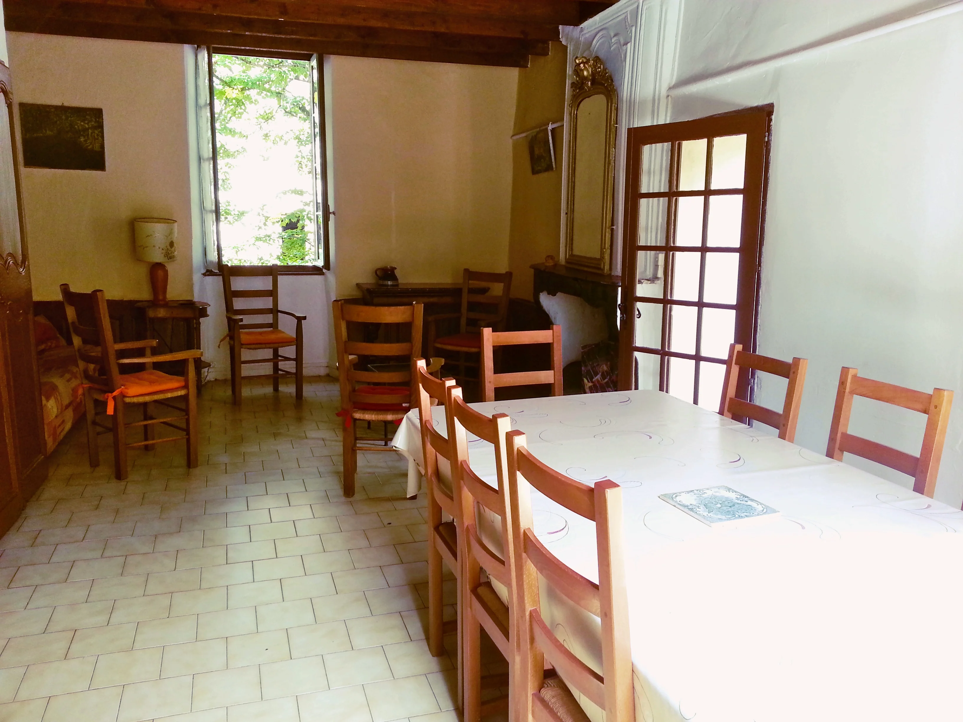 Séjour avec cheminée, gîte La Placelle