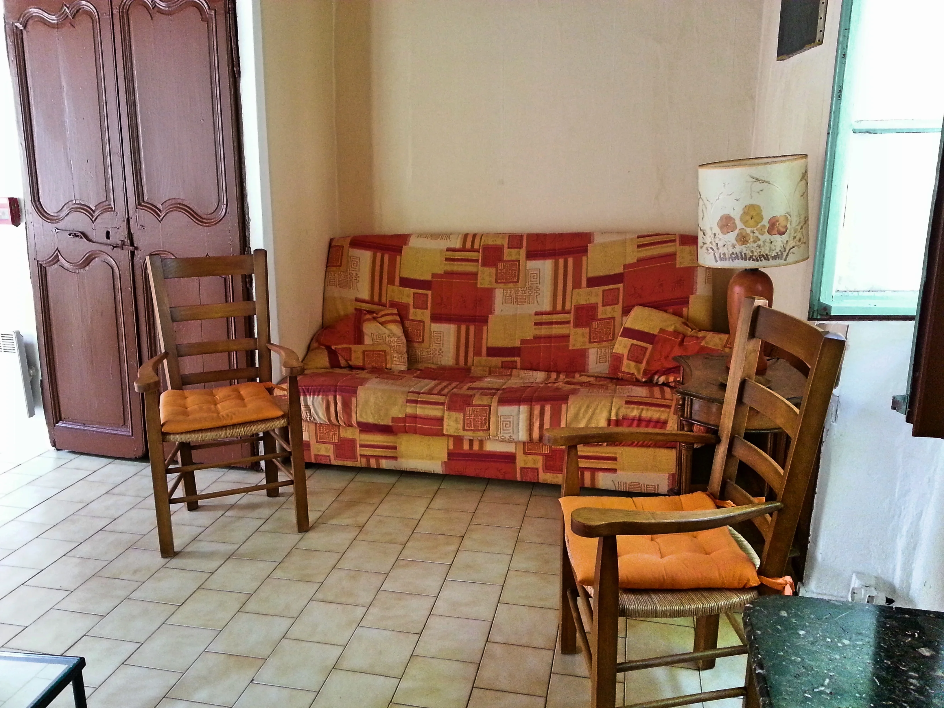 Séjour lumineux du gîte 8 personnes