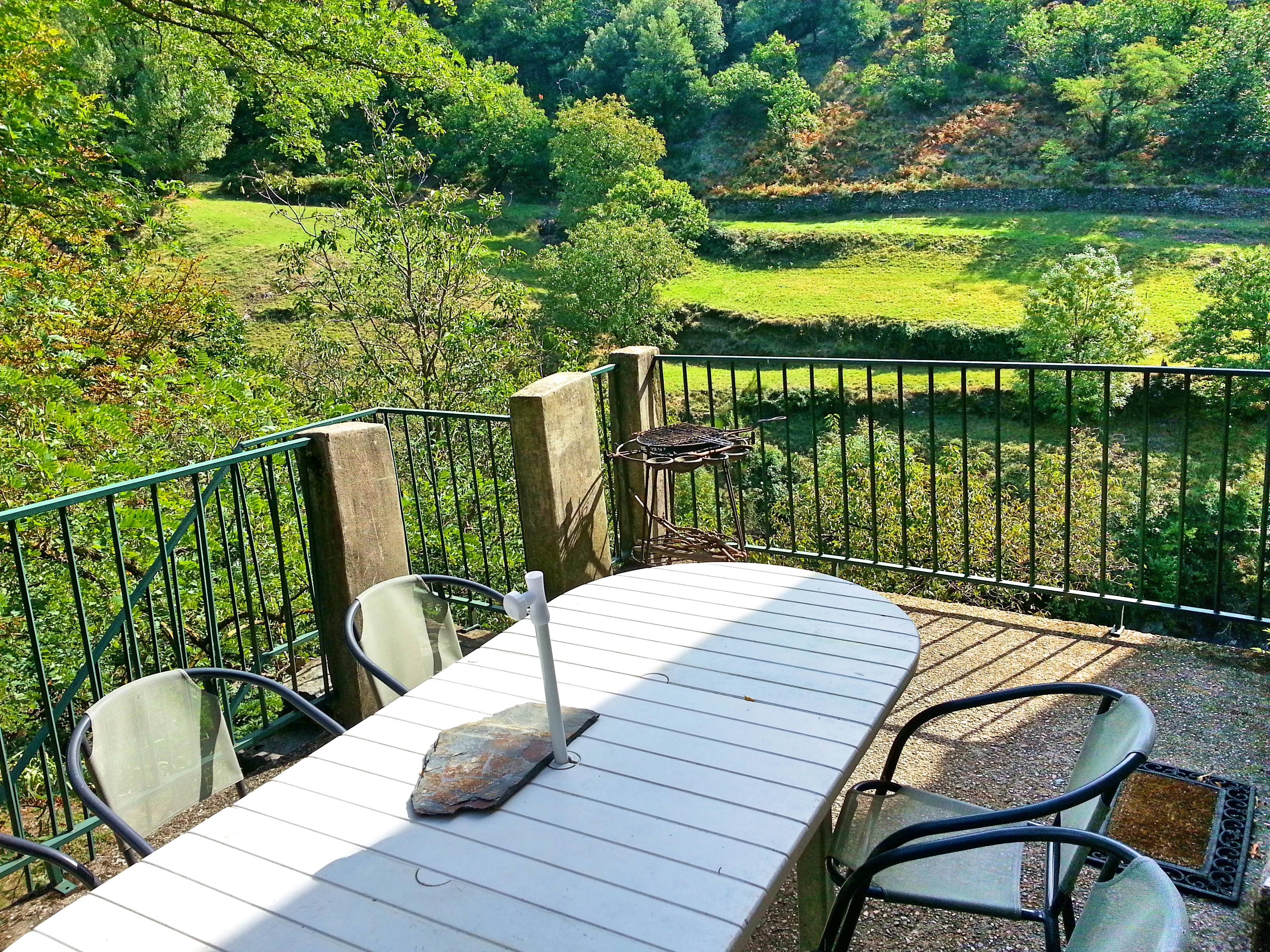 Terrasse du gîte La Placelle avec vue sur les crêtes