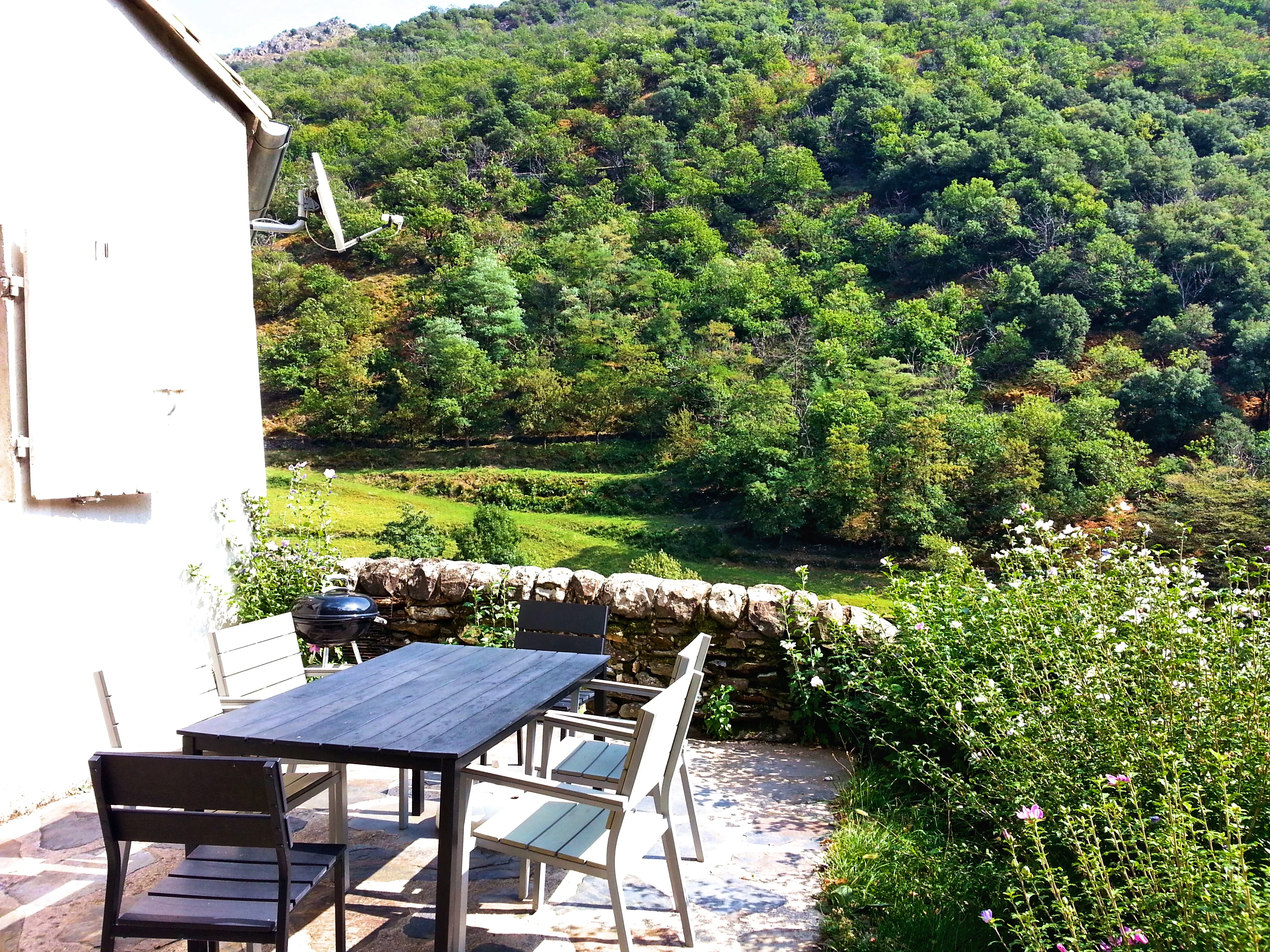 Terrasse étagée avec vue sur les Cévennes